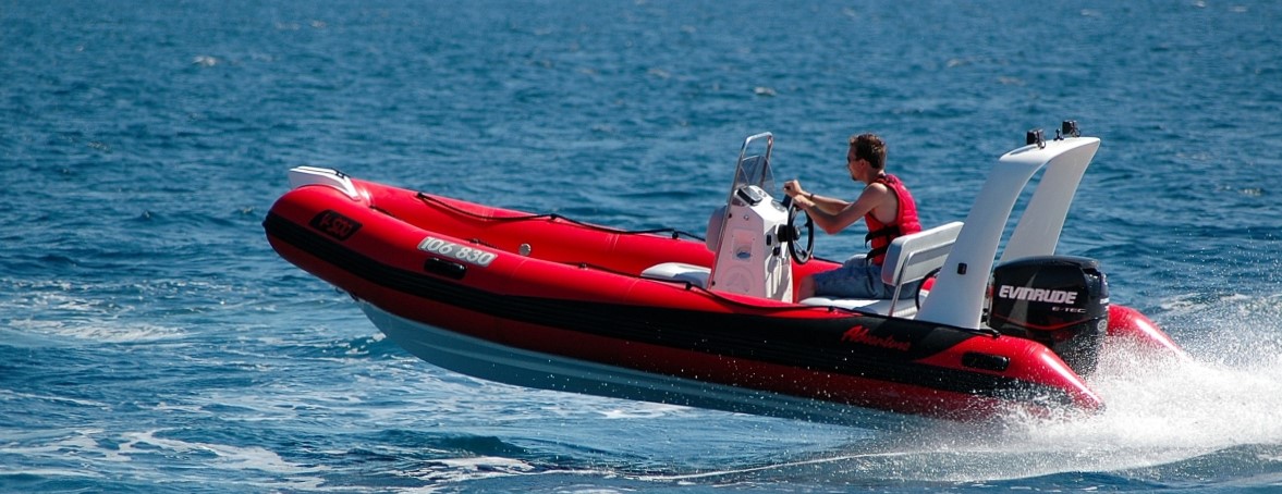 Nafukovací motorový člun RIB Adventure V-500 EVO Luxury vybavíme přesně dle vašeho přání a způsobu použití