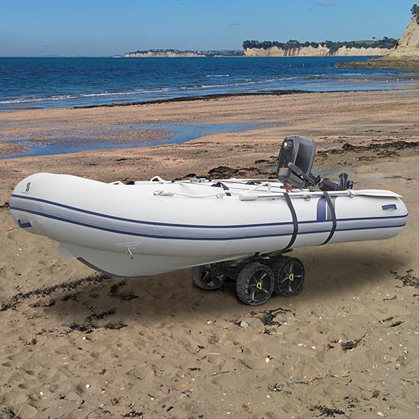 Přeprava člunu s motorem na pláži je snadné, stačí dva podvozky C-TUG